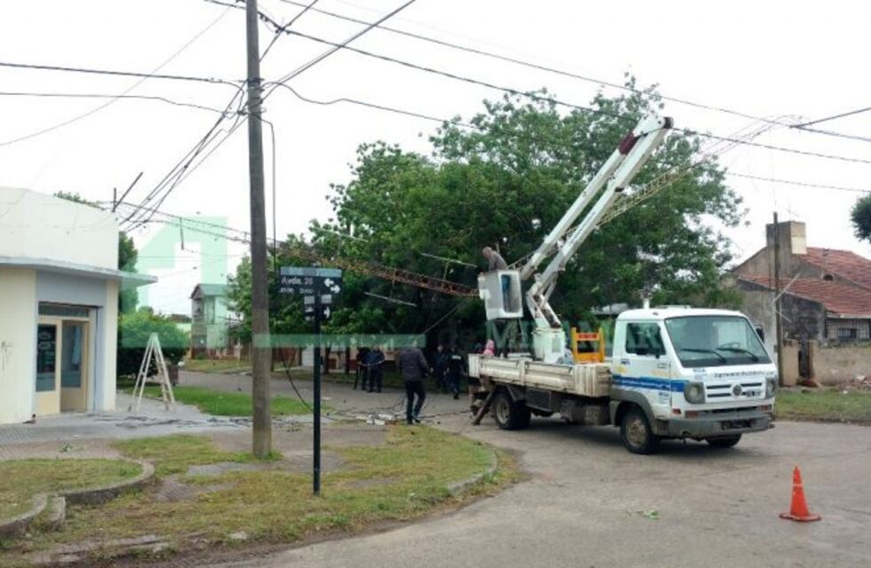 Fuertes vientos provocaron la caída de la antena de una radio en Miramar