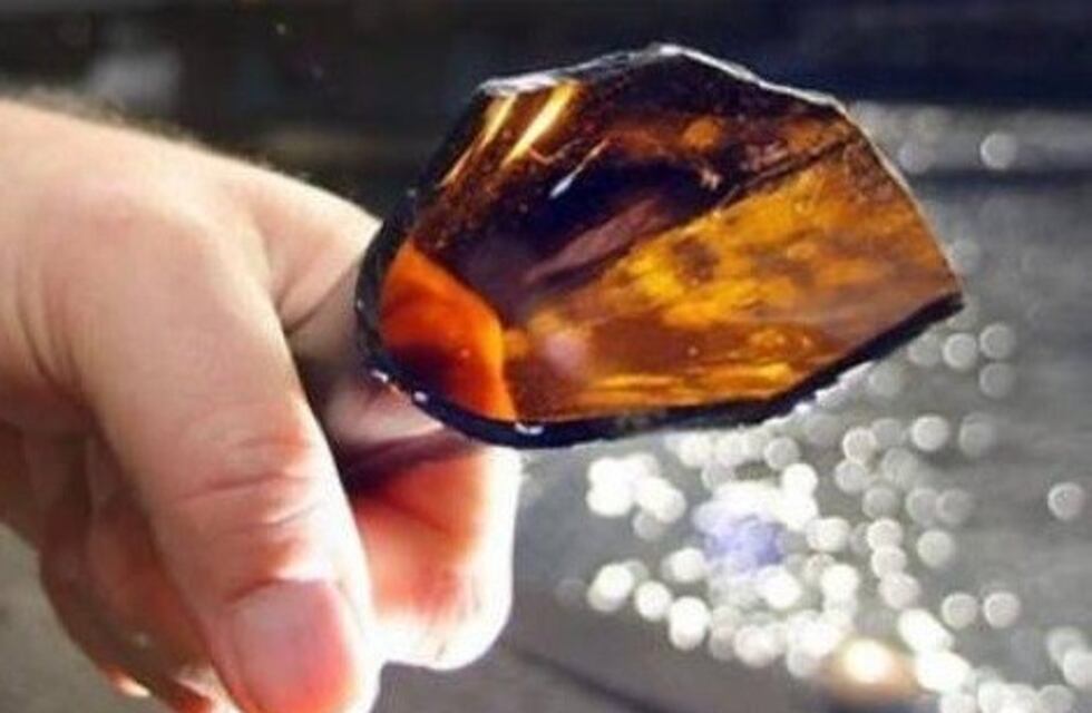 Lo sorprendió con otra mujer y lo cortó con una botella en el cuello