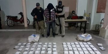 La Policía logró detener a uno de los sujetos que venían transportando más de 75 kilos de cocaína\u002E