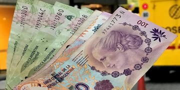 FILE PHOTO: A man shows Argentine pesos outside a bank in Buenos Aires' financial district, Argentina August 30, 2018\u002E Picture taken August 30, 2018\u002E REUTERS/Marcos Brindicci/File Photo