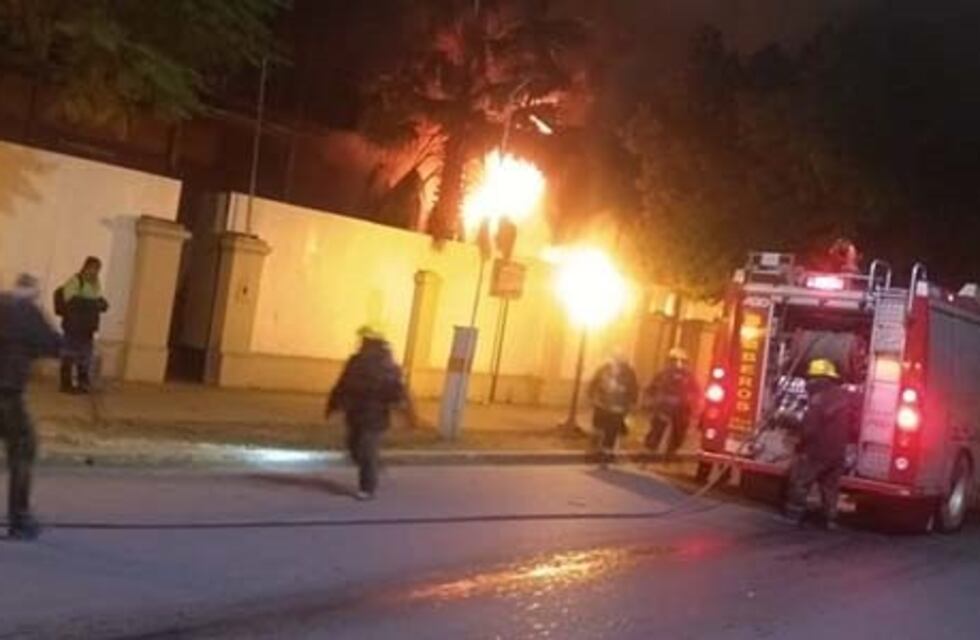 En fotos y video: así fue el incendio voraz en un ex edificio ferroviario