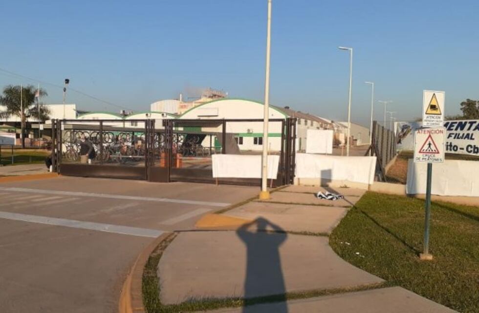 El STIA Arroyito corta la portería de la empresa Dulcor solicitando un bono