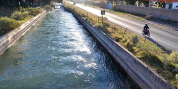 Un remolino prohibió que el hombre pudiera salir del canal de riego.