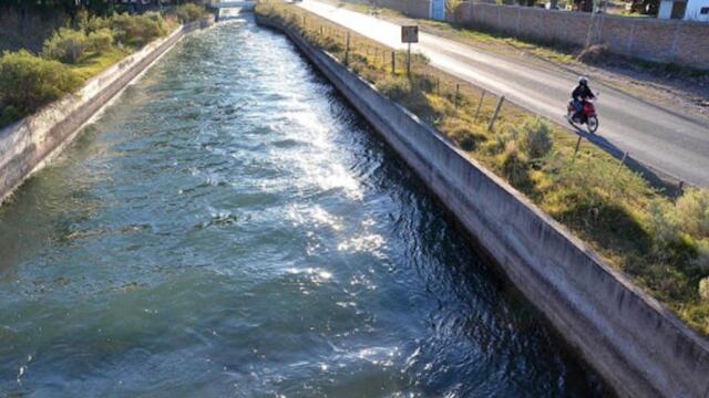 Un remolino prohibió que el hombre pudiera salir del canal de riego.