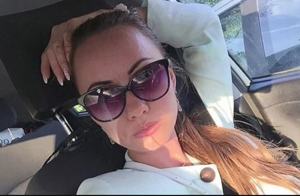 Detuvieron a la amiga de la mujer que murió tras colgarse desnuda de la ventana del auto