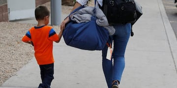 Three-year-old Jose Jr\u002E, from Honduras, is helped by representative of the Southern Poverty Law Center as he is reunited with his father Tuesday, July 10, 2018, in Phoenix\u002E Lugging little backpacks, smiling immigrant children were scooped up into their parents' arms Tuesday as the Trump administration scrambled to meet a court-ordered deadline to reunite dozens of youngsters forcibly separated from their families at the border\u002E (AP Photo/Ross D\u002E Franklin) eeuu Phoenix  Algunos niños inmigrantes no reconocen a sus padres tras varios meses separados reunificacion reunificaciones familias separadas politica contra la inmigracion ilegal inmigrantes ilegales