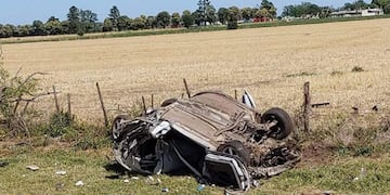 Dos de los cuerpos quedaron entre los restos del habitáculo\u002E (Oscar Canavese)