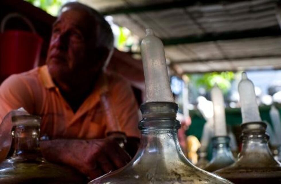 El ingenioso método cubano para producir vino usando preservativos