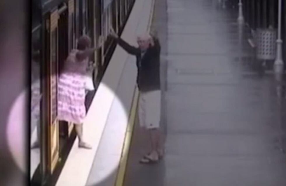 El desesperante momento en el que un niño cae en las vías del tren