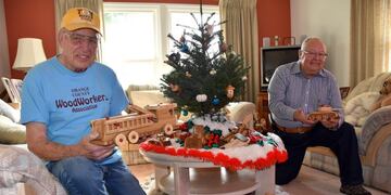 ACOMPAÑA CRÓNICA: EEUU NAVIDAD MIA25\u002E LOS ÁNGELES (CA, EEUU), 22/12/2018\u002E- Los miembros de la organización no lucrativa Orange County Woodworkers de California, Bill Rogers (i), de 82 años, y José “Pepe” Ulloa, 73, posan con unos juguetes de madera el 18 de diciembre de 2018 en City of Orange, California (EEUU)\u002E Los miembros de una asociación de California, en su mayoría ancianos y veteranos de las Fuerzas Armadas, se han convertido de nuevo en \