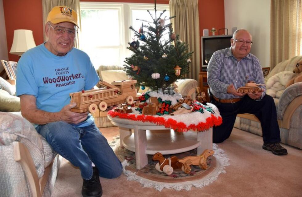 Ancianos fabrican juguetes de madera para donarlos a niños en Navidad