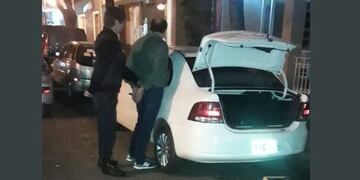 Así se lo llevaron detenido al sujeto en La Plata