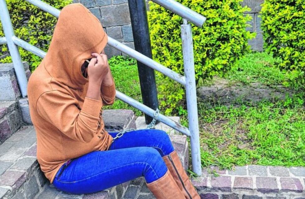 Una víctima de "Chabay" Ruíz se encadenó en el Centro Judicial de La Banda