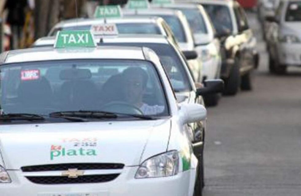Empezó a regir el aumento de los viajes en taxis en La Plata: la bajada de bandera ahora está $30