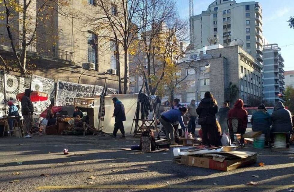 Volverán a pedir que levanten el acampe frente a la Municipalidad de Mar del Plata