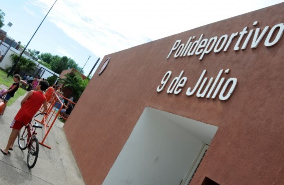 Batalla campal en el Polideportivo 9 de Julio dejó dos policías heridos