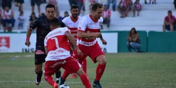 González jugó en Morón, y Berti lo tuvo en la Lepra Mendocina\u002E Y lo quiere en Belgrano\u002E