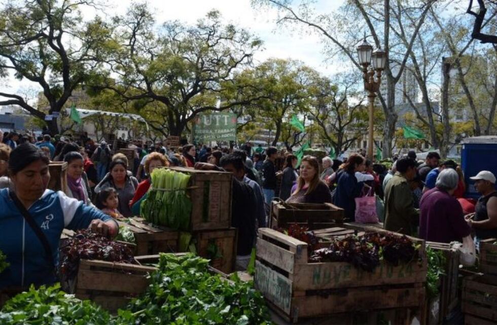 Miles de personas aprovecharon las ofertas del "Verdurazo" en Plaza Miserere