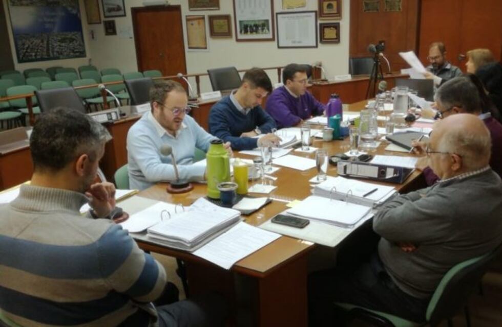 El Concejo dividido por los contratados, el veto del Ejecutivo y las ordenanzas "anticrisis"