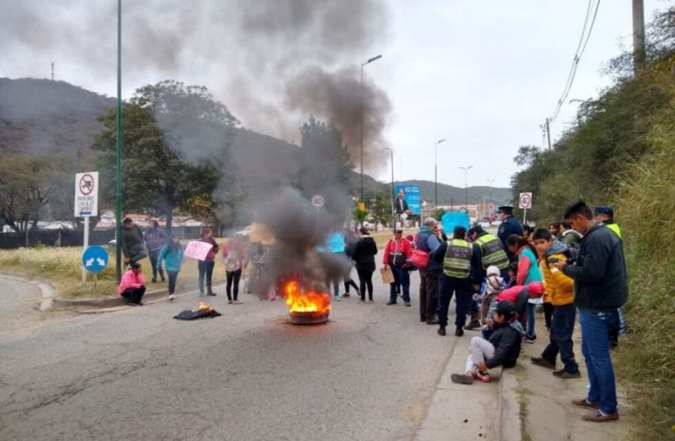 Corte en el acceso a Salta: vecinos de Floresta Alta protestan por el suministro eléctrico