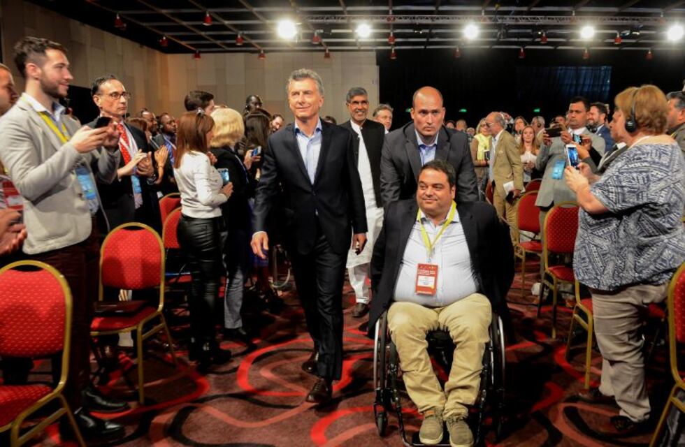 Macri firmó el decreto que otorga un bono para los jubilados y beneficiarios de AUH