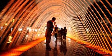 Lima se despierta al anochecer