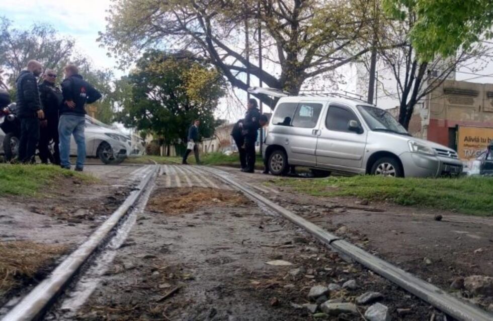 Dejó mal estacionada la camioneta y el tren se la llevó por delante