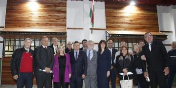 Peppo junto a autoridades diplomáticas y miembros de la comunidad local\u002E (Prensa Gobierno)
