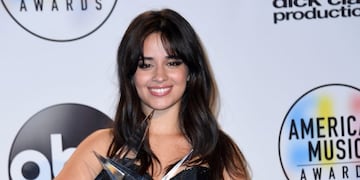 US-Cuban singer Camila Cabello poses with her awards for New Artist of the Year, Favorite Song - Pop/Rock and Collaboration of the Year in the press room at the 2018 American Music Awards on October 9, 2018, in Los Angeles, California\u002E (Photo by Valerie MACON / AFP) eeuu Camila Cabello entrega premios american music 2018 premio a la musica cantantes invitados