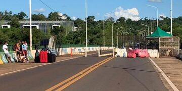 Los 17 turistas permanecen en el puente mientras se negocia una solución\u002E
