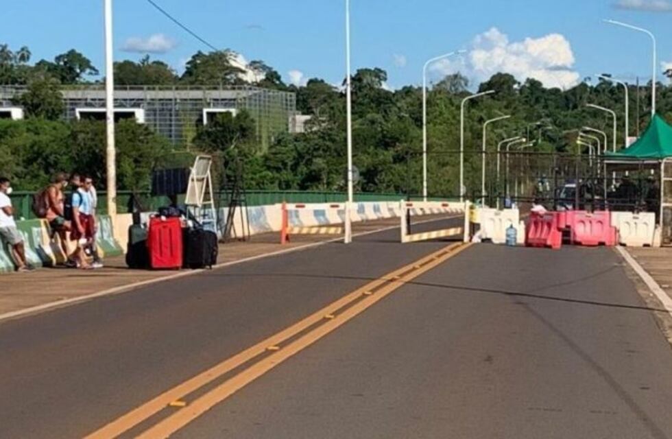 Argentinos que no pueden ingresar al país durmieron en el puente Tancredo Neves