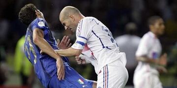 Zidane perdió la cabeza y golpeó a Materazzi\u002E Y a Elizondo no le quedó otra que expulsarlo\u002E Un quiebre en la final que Italia le ganó a Francia\u002E
