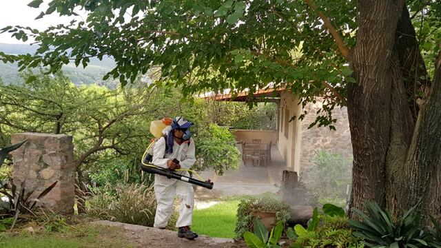 Río Ceballos. Fumigan en los patios de las casas y reparten repelentes por casos de dengue en barrio Parque La Amistad. (La Voz)