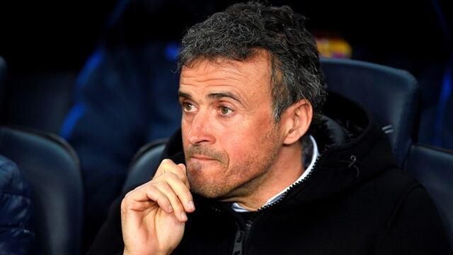 Barcelona's coach Luis Enrique looks on before the Spanish league football match FC Barcelona vs Real Sporting de Gijon at the Camp Nou stadium in Barcelona on March 1, 2017. / AFP PHOTO / LLUIS GENE