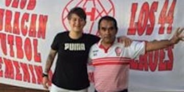 Yamila Rodríguez y un directivo del Club Huracán de Posadas, donde comenzó a jugar fútbol\u002E (Fórmula Tuerca)
