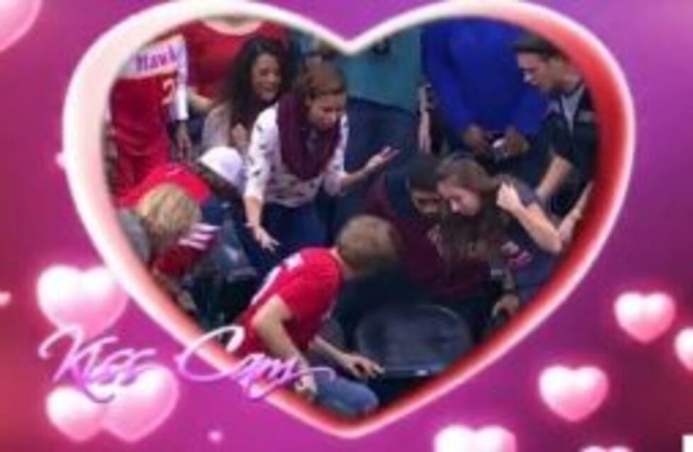 Le propuso matrimonio, perdió el anillo en la tribuna y se volvió viral