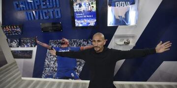 El Cholo Guiñazú fue a la sede de Talleres para retirar su carnet de socios y recibió el afecto de la gente\u002E