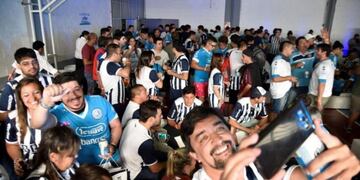 Las hinchadas de Talleres y de Belgrano\u002E