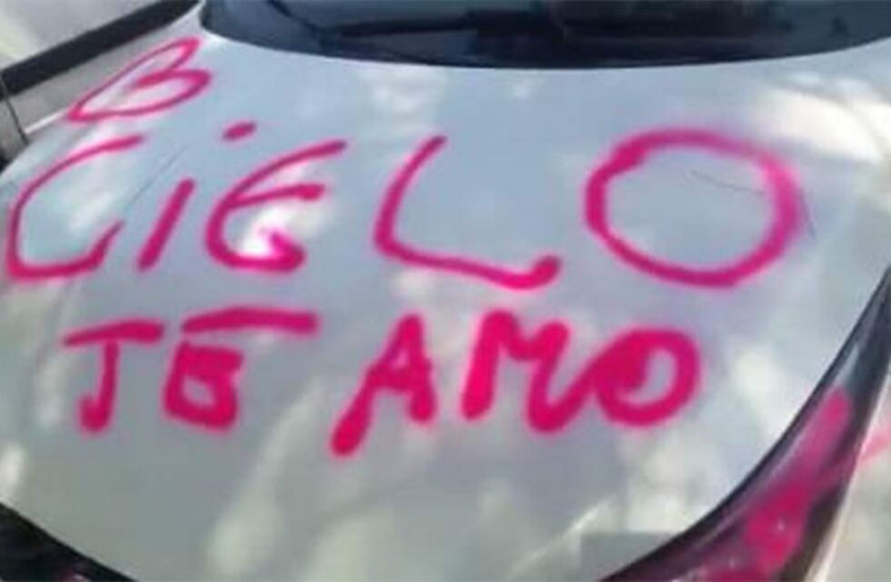 Pintó el auto de su ex con aerosol