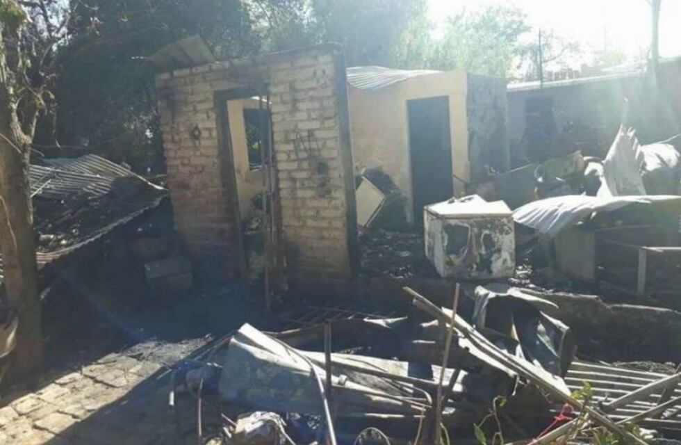 Piden ayuda para la hermana de un bombero voluntario a la que se le quemó la casa