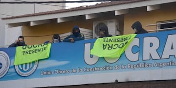 Continúa la toma en la sede de la UOCRA en Neuquén