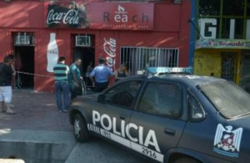 Hubo un incendio en un negocio de Alem y San Juan e investigan si lo generaron ladrones