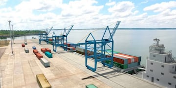 Puerto de Posadas sobre el río Paraná\u002E