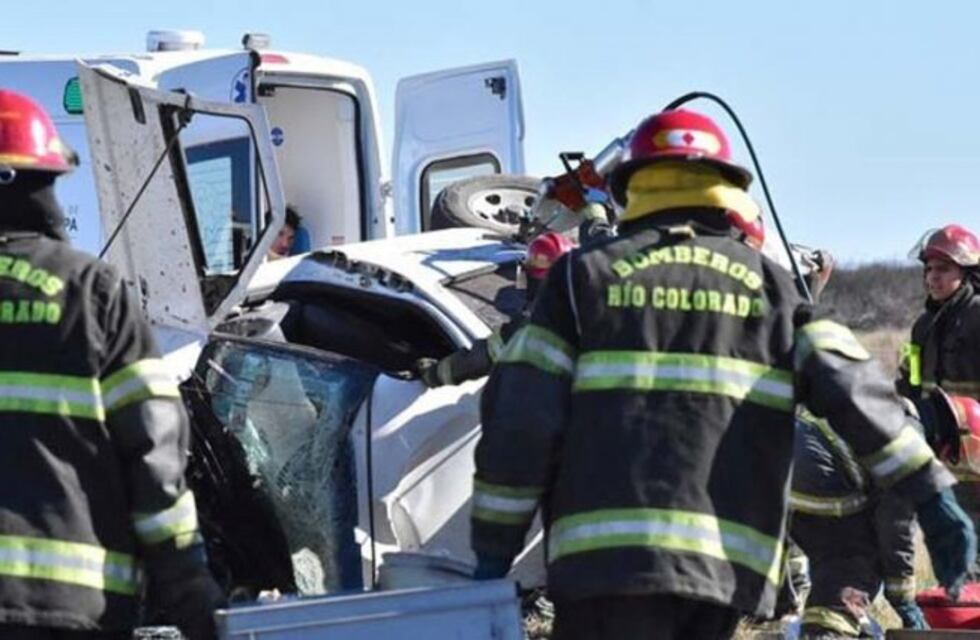 Una camioneta chocó un camión sobre la Ruta 22 en cercanías de La Adela