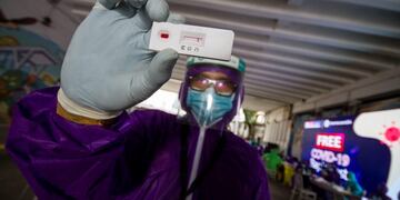 08 June 2020, Indonesia, Jakarta: A health officer show rapid test results after the abreast of blood samples for Coronavirus, in the tunnel of Kendal\u002E Photo: Muhammad Zaenuddin/ZUMA Wire/dpa
