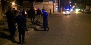 Un motociclista se encuentra muy grave tras un fuerte choque con un auto