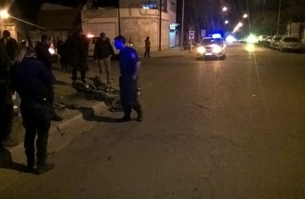 Un motociclista continúa grave tras un fuerte accidente de tránsito