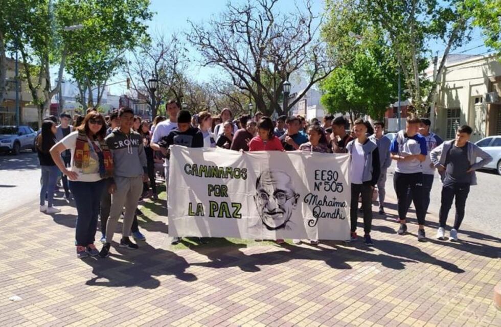 La Escuela N°505 "Mahatma Gandhi" realizó su tradicional "Caminata por la Paz"