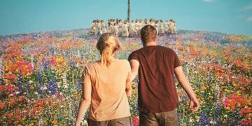 Personas caminando entre flores (123RF)