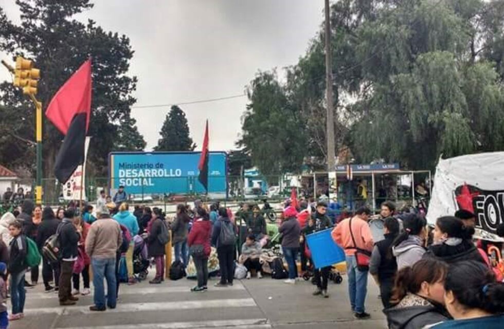 Ordenan desalojar acampe frente al Ministerio de Desarrollo Social en Córdoba